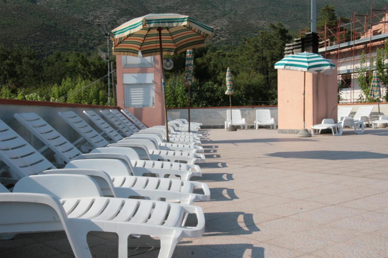 Hotel La Pineta Albenga Exterior foto